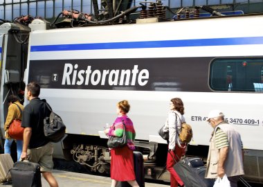 Milan tren garının yanında onların Bagaj yürüyüş