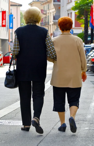 Two ladies hand by hand — Stock Photo, Image