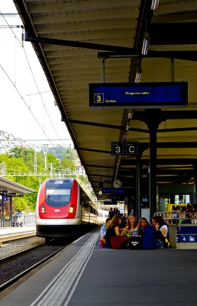 Le train à grande vitesse arrive à la gare — Photo