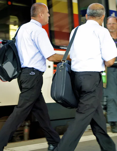 Trein werknemers geven samen met de trein — Stockfoto