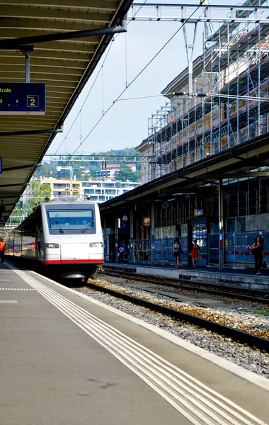 Tåget anländer till stationen — Stockfoto