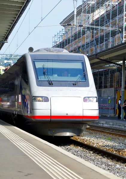 Trein arriveert naar het station — Stockfoto