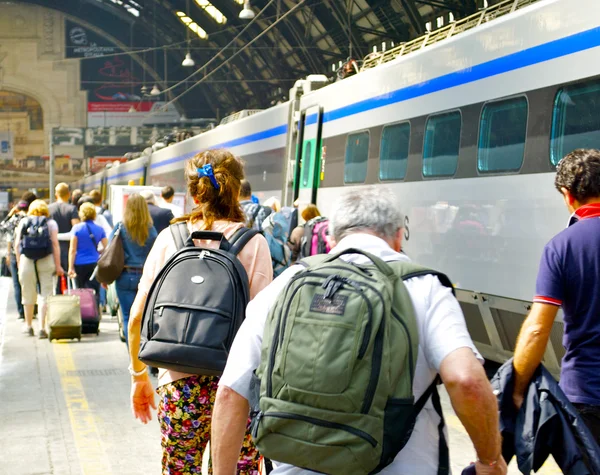 Caminhar perto do trem na estação ferroviária — Fotografia de Stock