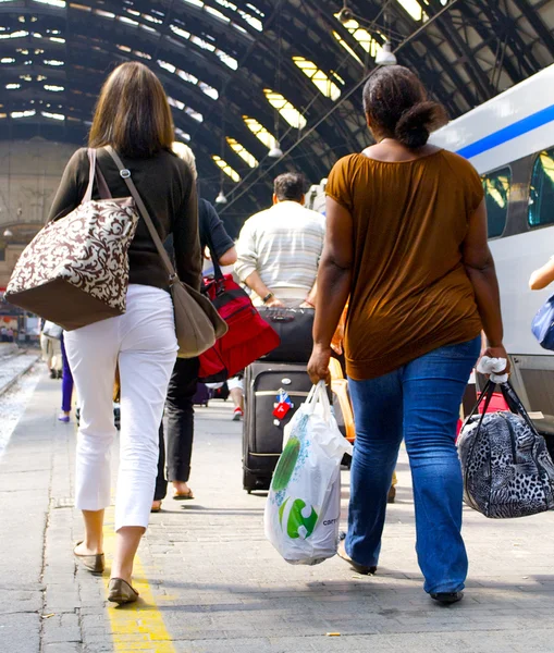 Gå nära tåget på järnvägsstationen — Stockfoto