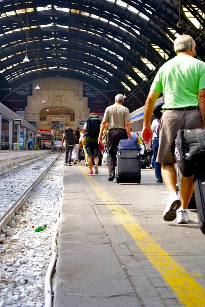 E suas bagagens caminham pela estação ferroviária de Milão — Fotografia de Stock
