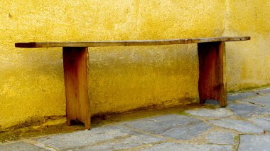 Sarı bir duvara yakın tezgah