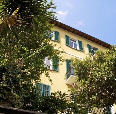 ağaçların arkasında evi