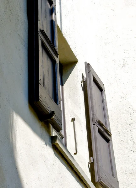 Öppna vackra fönster på huset av staden på berget kullen kallas gandria, Schweiz — Stockfoto