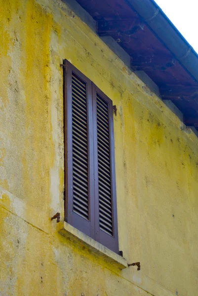 Fönster i huset av staden på berget kullen kallas gandria, Schweiz — Stockfoto