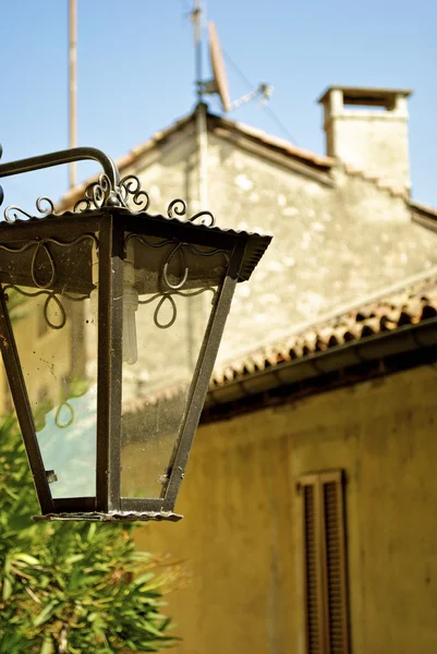 Pouliční lampy před domem města na vrchu hory zvané gandria, Švýcarsko — Stock fotografie