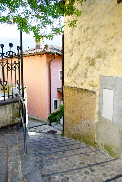 Rua estreita da cidade na colina montanhosa chamada Gandria, Suíça — Fotografia de Stock