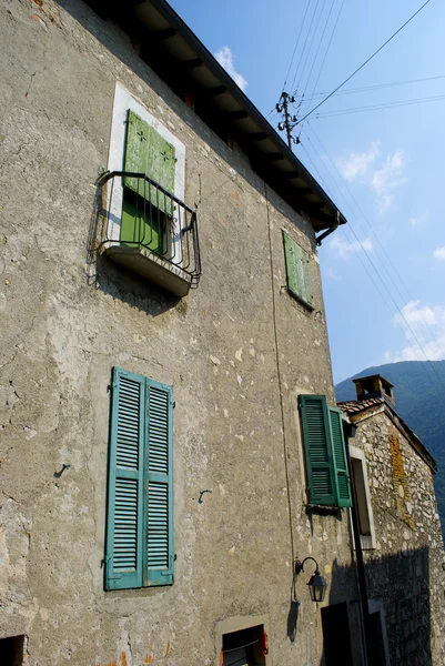 美丽的原始房子小镇坐落在山小山叫 gandria，瑞士 — 图库照片