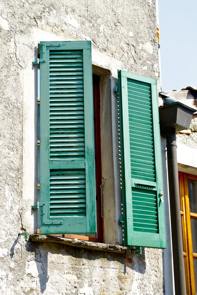 Ventana en la casa de la ciudad en la colina de montaña llamada Gandria, Suiza — Foto de Stock