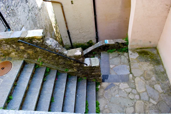 Escaliers en pierre dans une petite ville située sur la colline de montagne, appelée Gandria, Suisse — Photo