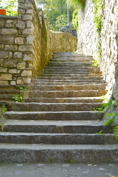 Scale in pietra nel piccolo paese situato sulla collina di montagna, chiamato Gandria, Svizzera — Foto Stock