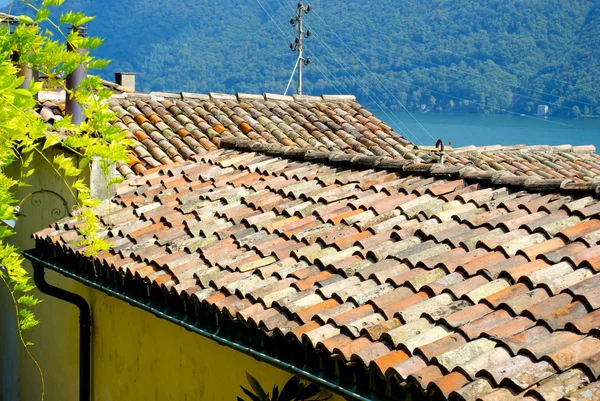 Şehir olarak adlandırılan gandria, İsviçre dağ tepe üzerinde evin çatı — Stok fotoğraf