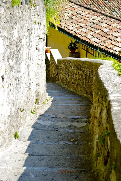 Passagem das escadas de pedra — Fotografia de Stock