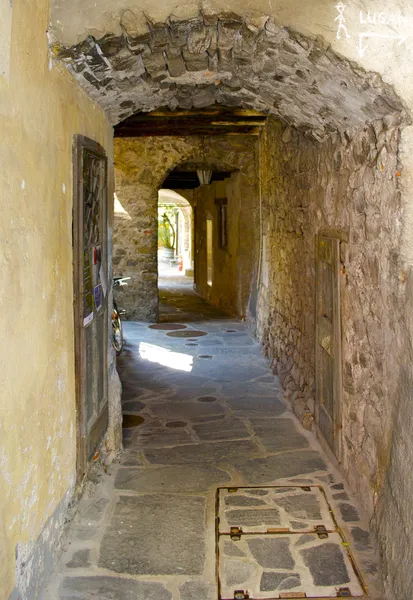 Historical beautiful tunnels of the town on the mountain hill called Gandria, Switzerland — Stock Photo, Image