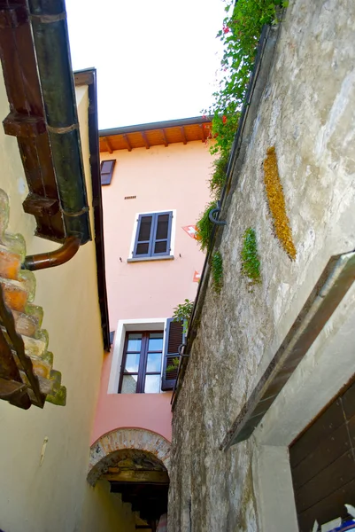 Casas incríveis originais bonitas na cidade na montanha chamada Gandria, Suíça — Fotografia de Stock