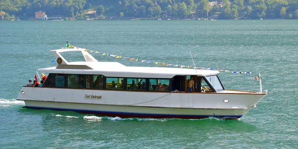 Lugano Gölü üzerinde tekne — Stok fotoğraf