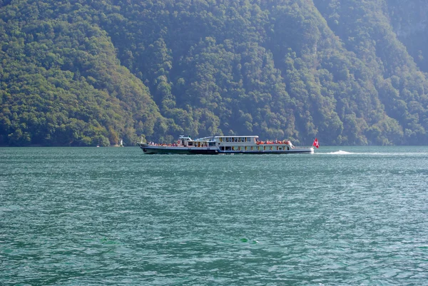 Lugano Gölü üzerinde tekne — Stok fotoğraf