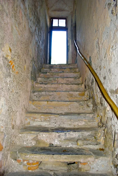 Alte steinerne stollen in gandria, der stadt auf dem berghügel in der schweiz — Stockfoto