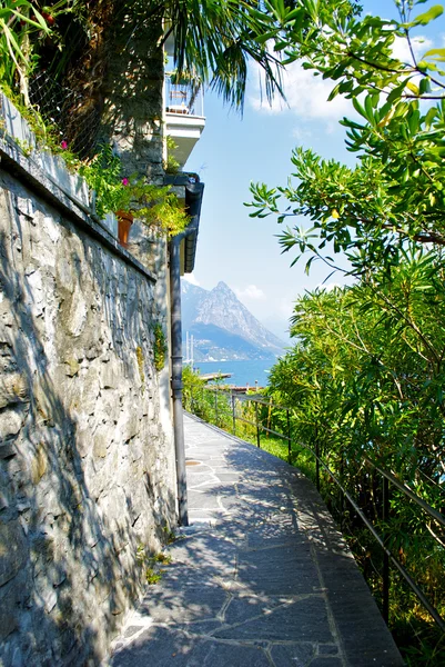 Belle vecchie gallerie di Gandria, la città sulla collina di montagna in Svizzera — Foto Stock