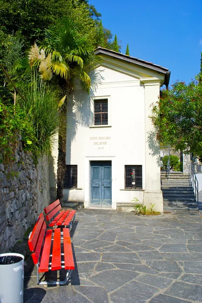 Dům se dvěma červenými lavičky na gandria, Švýcarsko — Stock fotografie