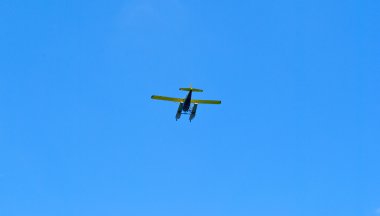 uçak gökyüzünde uçar