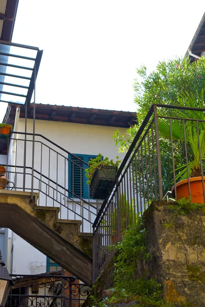 Escadas entre casas em Gandria, Suíça — Fotografia de Stock