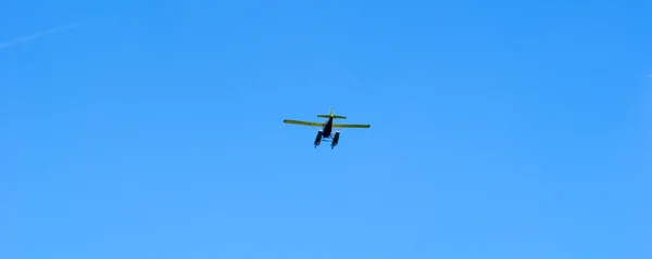 Plane flies in the sky — Stock Photo, Image
