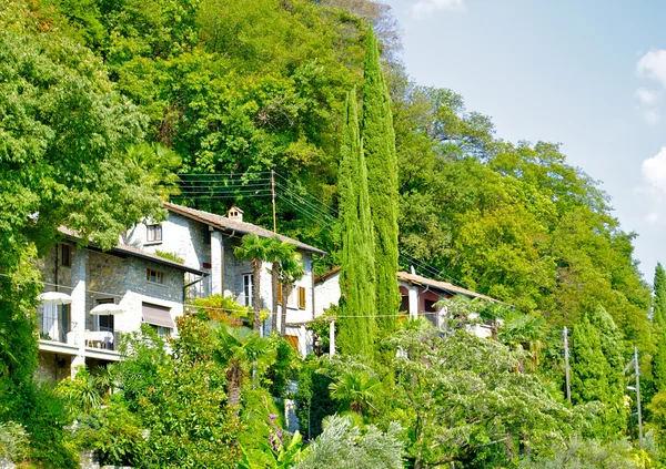 スイス連邦共和国の山丘の上の家 — ストック写真