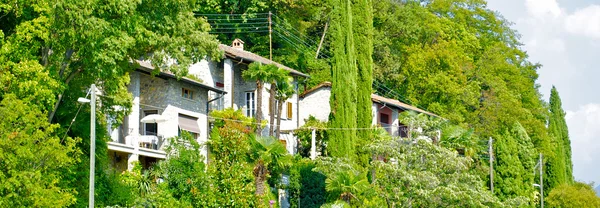 スイス連邦共和国の山丘の上の家 — ストック写真