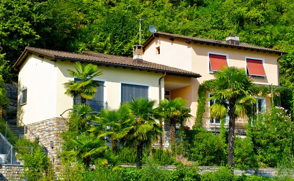 Luxus-Haus auf dem Berg — Stockfoto