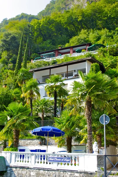 Casa de luxo na colina da montanha — Fotografia de Stock