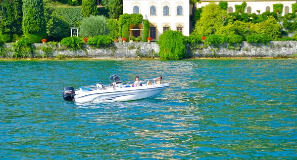 Imbarcazione a motore sul lago di Lugano — Foto Stock