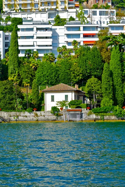 Petite maison sur le lac — Photo