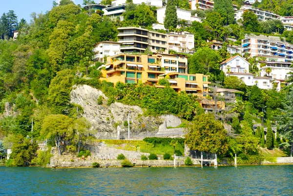 Schöne Stadt über den Bergen der Schweiz — Stockfoto