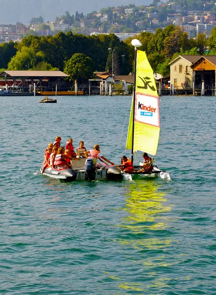 Les enfants naviguent sur le petit bateau au programme de Kinder — Photo