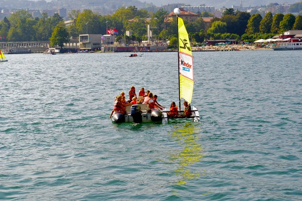 Les enfants naviguent sur le petit bateau au programme de Kinder — Photo