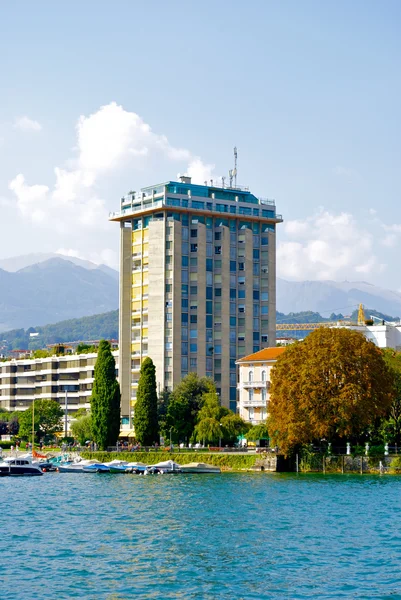 Bela vista do lago no edifício de Lugano — Fotografia de Stock