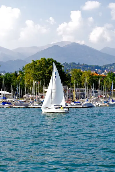 Yacht på sjön Lugano, Schweiz — Stockfoto