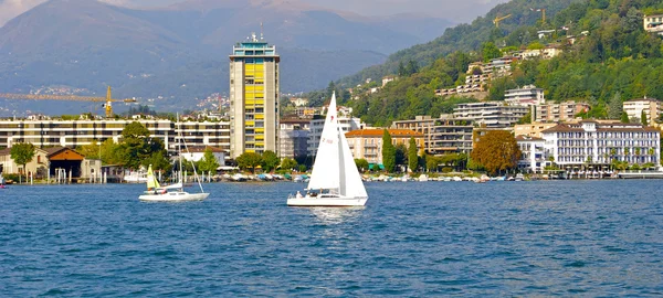 Iates no lago de Lugano, Suíça — Fotografia de Stock