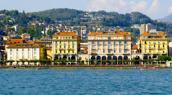 Bella vista panoramica di Lugano, Svizzera, dal lago — Foto Stock