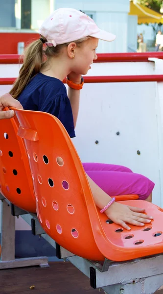 Meisje op de boot — Stockfoto