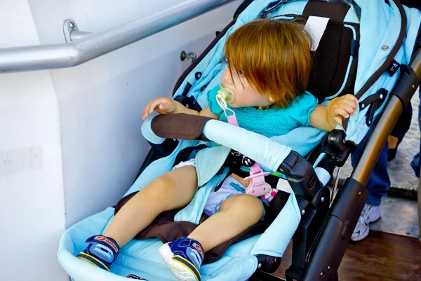 Pequeno bebê em um carrinho de bebê — Fotografia de Stock