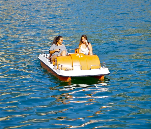 Catamaran met op het water — Stockfoto