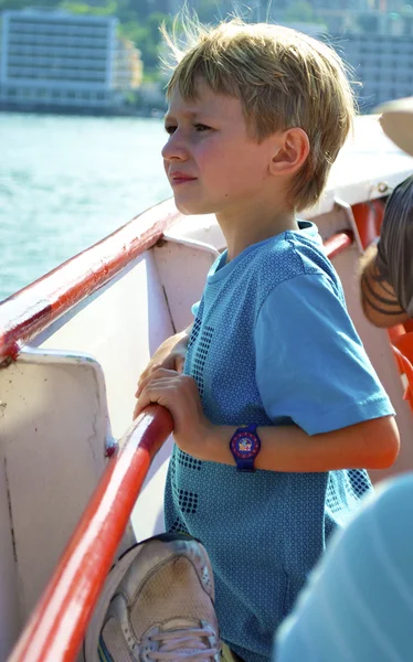 Kleiner Tourist auf dem Boot — Stockfoto