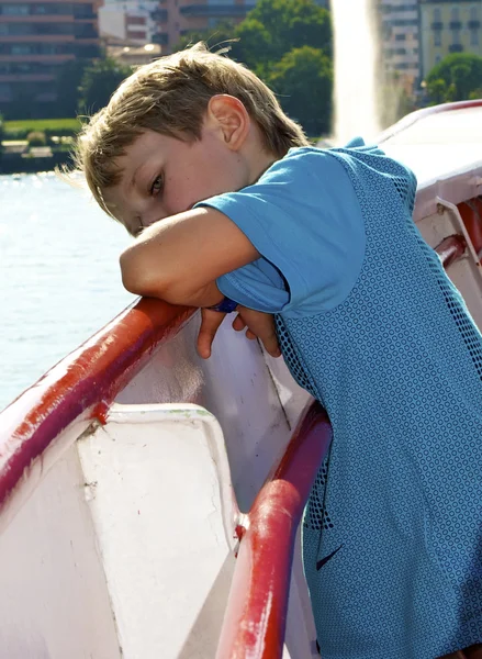 Kleiner Tourist auf dem Boot — Stockfoto