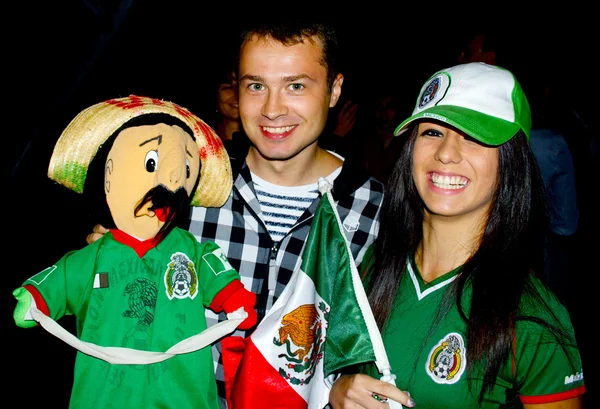 Szczęśliwa dziewczyna meksykański, chłopiec i pancho — Zdjęcie stockowe